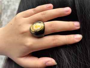 Anillo de Sello Moderno de Cuerno Natural Hecho a Mano por Exportador Indio, Joyería Artesanal de Declaración, Accesorio de Moda Masculino, Disponible para Venta - Product Image 3