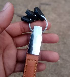 Llavero de Cuero con Cierre Metálico Resistente para Hombres y Mujeres - Product Image 3