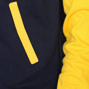 Veste de sport personnalisée pour homme en laine, style universitaire, avec manches en cuir véritable, couleur noire, broderies de logos personnalisées, style sport, veste en tissu - Product Image 3