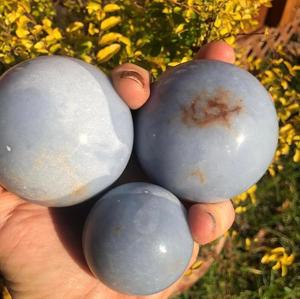 Sphère de cristal d'angélite naturelle polie à la main, boule de pierre précieuse bleue pour la méditation, le Reiki, la guérison énergétique des chakras, la décoration Feng Shui - Product Image 4