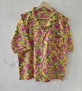 Ensemble de pyjama d'été pour femme à imprimé floral vibrant, en coton artisanal respirant et à séchage rapide, chemise à manches courtes boutonnée - Product Image 4