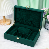Maßgefertigte Schmuckorganizer-Box in Waldgrün mit 8 Halskettenhaken, Ringrollen, Uhrenkissen und Magnetverschluss - Aufbewahrungs- und Präsentationsbox