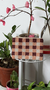 Bolso de mano de tela a cuadros marrón con cuentas y patrón texturizado, cierre de cremallera, para mujer, ideal para fiestas y viajes, con decoración de esculturas. - Product Image 6