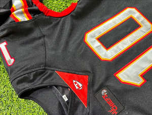 Maillots de football américain noirs en gros, 100 % polyester, col en V, sublimation, coupe athlétique, uniforme de football pour hommes - Product Image 3