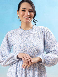 Robe blanche à carreaux, coupe ajustée et évasée, col en V, manches trois-quarts évasées, longueur genou, ourlet évasé, en tissu crêpe - Product Image 5