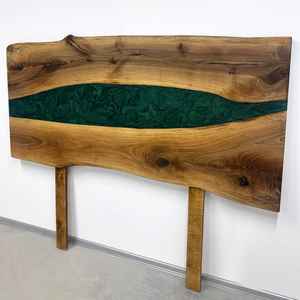 Cabecero de Cama de Madera con Borde Natural y Resina Epoxi con Incrustaciones de Resina Esmeralda - Product Image 5