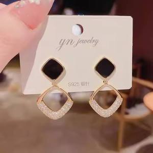 Boucles d'oreilles pendantes géométriques plaquées or rose avec accents de cristaux de diamant, bijoux de mariage pour femmes, style tendance et luxueux - Product Image 2