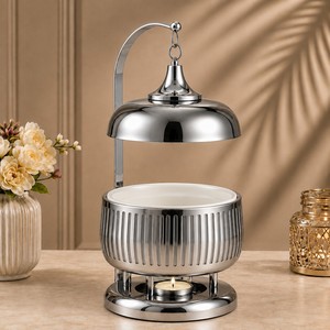 Plat à chafing dish moderne en métal argenté poli, design vertical cannelé élégant, insert en céramique durable, couvercle suspendu élégant - Product Image 1