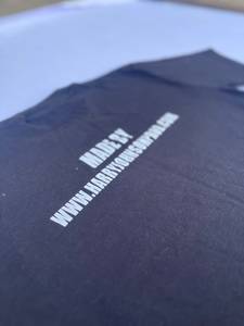 เสื้อยืดแขนสั้นสีดำสำหรับผู้ชาย ยี่ห้อ Harry Johnson ทรงปกติ ผ้าคอตตอนเจอร์ซีย์ สวมใส่สบาย คอกลม พิมพ์ลายโลโก้ด้านหน้า เนื้อผ้าเบา น้ำหนักเบา พิมพ์ลายดิจิทัล - Product Image 6