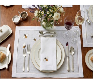 Ensembles de sets de table et serviettes en lin blanc brodés, lavables, avec ourlet festonné, motif abeilles mignonnes, pour la maison et les événements de mariage, vente en gros personnalisée - Product Image 1