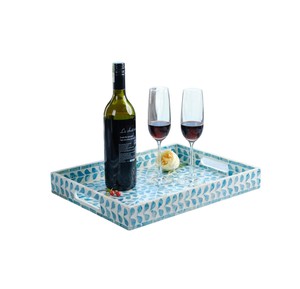 Elegante bandeja de nácar con mosaico de hojas de turquesa y conchas, rectangular, con asas ergonómicas para servir. - Product Image 2