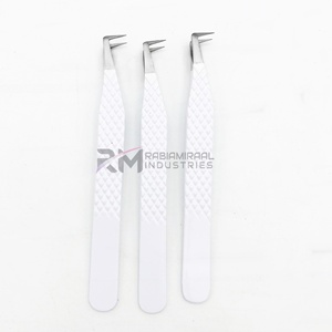 Pince à épiler pour cils RMI de qualité supérieure en acier inoxydable, marque privée, pointe coudée à 90 degrés, finition argentée et revêtement en poudre blanche - Product Image 1