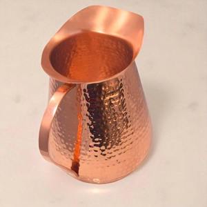 เหยือกโลหะตีลายแบบทำมือ เหมาะสำหรับการบริการในร้านอาหารบูติก งานจัดเลี้ยงสุดหรู และการเสิร์ฟบนโต๊ะอาหารสุดหรู - Product Image 3