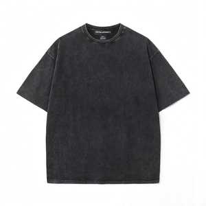 เสื้อยืดโอเวอร์ไซส์สีดำสำหรับผู้ชายจาก ONETEN APPARELS พิมพ์ลายด้านหน้าด้วยเทคนิคซิลค์สกรีน แขนสั้น ผลิตจากผ้าฝ้ายเจอร์ซีย์ที่เป็นมิตรต่อสิ่งแวดล้อม สไตล์สตรีทแฟชั่น - Product Image 2