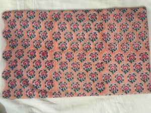 ผ้าฝ้ายพิมพ์ลายดอกพีชแบบบล็อกพิมพ์ลายด้วยมือ ผ้าฝ้ายพิมพ์ลายดอกไม้สีชมพูแบบอินเดีย ทำด้วยมือจากเมืองชัยปุระ ลายพิมพ์เล็กๆ - Product Image 2