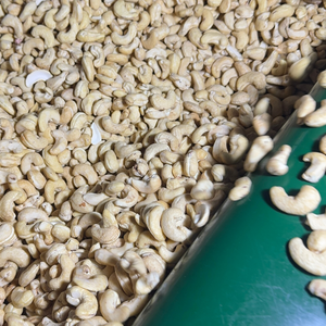 Oferta Especial: Nueces de Anacardo Tostadas de Vietnam, Orgánicas, Enteras, W320, Marca Santigo Ltd, Disponible Empaque de Marca Privada - Product Image 1