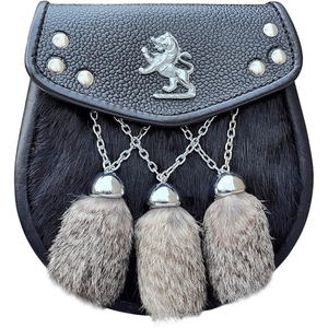 Sac sporran écossais en cuir personnalisé avec emblème de lion, rabat clouté, trois pompons en fourrure, accessoire de kilt celtique des Highlands, fait main ™ - Product Image 1