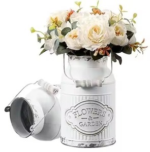 Jarra de Metal para Flores con Recubrimiento en Polvo Blanco, Estilo Chic, con Placa en Relieve con la Frase "Flores y Jardín", para Arreglos Florales Rústicos de Mesa - Product Image 1