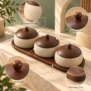 Juego de tres piezas de recipientes redondos de cerámica color crema con tapas abovedadas marrones, asas y bandeja de servir de madera. |   Organizador de encimera - Product Image 4