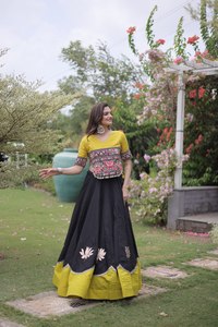 Conjunto de Lehenga Choli Amarillo y Negro con Flores de Loto, Encaje y Espejo, de Seda, Tradicional, Largo hasta el Suelo, Corte Regular, para Bodas - Product Image 2