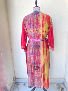 Bata Larga con Cuello en V y Estampado Tie Dye para Mujer, Manga Larga, Informal, para Verano, Tejido Suave, Estilo Kimono con Patrones en Rosa, Azul y Rojo - Product Image 3
