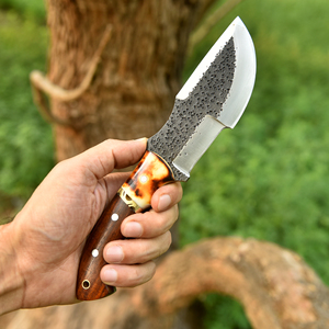 Couteau Tracker 1095 en acier, couteau de chasse et de camping à lame pleine, fait main, avec fourreau et manche en bois de rose - Product Image 3