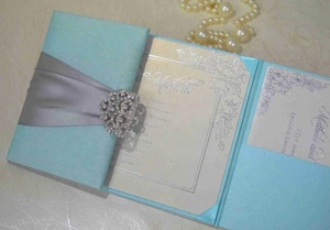 Caja de Invitación de Boda Plegable de Lujo en Color Azul Agua con Aspecto de Seda, Cinta de Satén Plateada, Hebilla de Diamantes de Imitación, Bolsillos y Caja de Regalo - Product Image 4