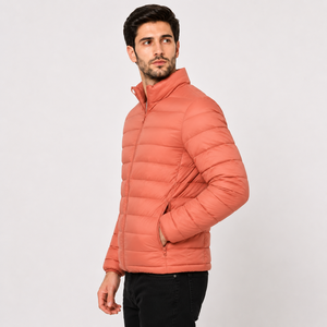 Blouson matelassé à capuche prêt pour l'hiver avec logo frontal, léger, confortable, imperméable, respirant et isolant pour tenue par temps froid - Product Image 4