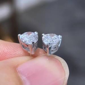 ต่างหูเพชรโมอิสซาไนต์ทรงลูกแพร์คลาสสิก เงินแท้ 925 เครื่องประดับชั้นดี แบบเกลียวหลัง ของขวัญวันครบรอบ/สัญญา สำหรับเธอ - Product Image 2