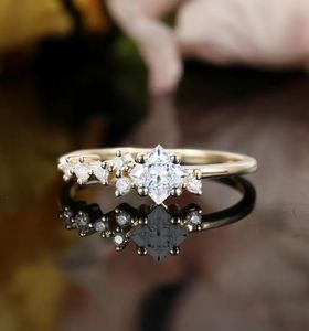 Bague de fiançailles en moissanite taille princesse, style Art Déco, avec grappe de diamants, plaqué or 14 carats sur argent, vintage, cadeau de mariage ou d'anniversaire - Product Image 1
