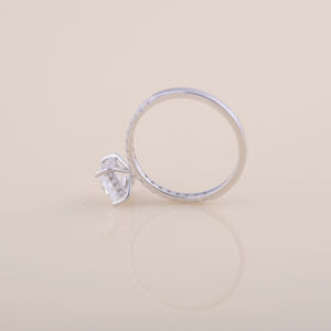 Anillo de Compromiso con Diamante Cultivado en Laboratorio de Corte Princesa de 1.35CT, Engaste de 4 Puntas, Banda Pavé, Chapado en Rodio, Plata de Ley 925 - Product Image 4