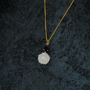 Collier pendentif fleur de rose sculpté en nacre blanche, plaqué or 18 carats, cadeau pour elle - Product Image 3