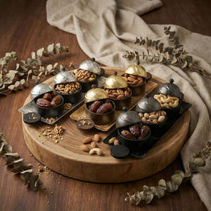 Ensemble de bols de service modernes de luxe avec couvercle en dôme doré et plateau, bols en métal faits à la main pour servir les aliments avec plateau en bois et poignées - Product Image 4