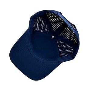Casquette de golf structurée à 5 panneaux, perforée au laser, imperméable, à visière incurvée, snapback, avec cordon, unie, vierge, pour la course à pied - Product Image 6