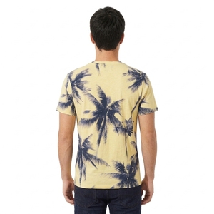 T-shirt pour homme à imprimé palmier jaune avec motif tropical bleu marine pour les vêtements de plage d'été et le style streetwear décontracté - Product Image 2