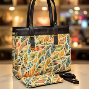 Bolso tote con estampado de hojas tropicales Fleet, asas de cuero vegano y monedero - Product Image 1