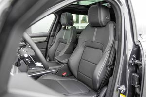 SUV Usado 2025 de Alto Rendimiento, Estilo R-Dynamic, Versión S - Product Image 6