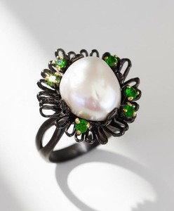 Luxury Flower Pearl Vintage Ring Crafted For Timeless Romance Classic Floral Beauty And Elegant Antique Jewelry Appeal - Product Image 1