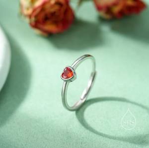 Anillo de Plata de Ley con Corazón Rojo Granate y Circonita Cúbica, Talla Ajustable, Anillo de Corazón Pequeño, Anillo de Corazón Rojo Pequeño, Anillo de Corazón Pequeño con Circonita Cúbica Roja - Product Image 1