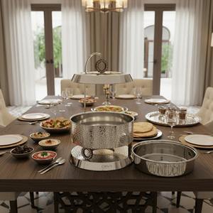 Plat de service de luxe en acier inoxydable martelé avec couvercle suspendu et accents en bois pour buffets, traiteurs et services de mariage - Product Image 4