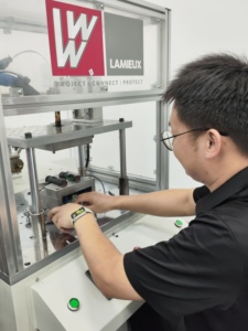 Standard Low Temperature Low Pressure Moulding Machine for Sensitive Electronic Chips - Product Image 3