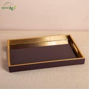 Plateau de service artisanal en bambou laqué, écologique, durable et adapté aux aliments, avec finition dorée - Product Image 2