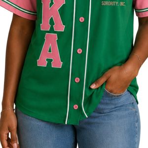 Camiseta Deportiva Verde y Rosa para Mujer, Estilo Béisbol, con Botones y Diseño de Letras Griegas, Ropa Casual de Equipo, Top de Moda - Product Image 4