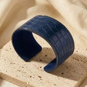 Brazalete de Cuero Ancho con Patrón de Cocodrilo Vintage, Joyería Ajustable - Product Image 4