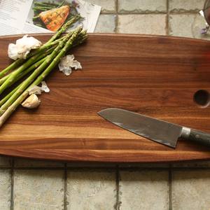 Planche à découper robuste en bois massif avec finition grain naturel, canal de drainage des jus et surface spacieuse pour cuisine polyvalente - Product Image 1
