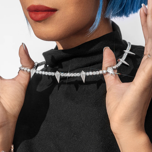 Collar de Lujo Unisex con Forma de Flecha Geométrica, con Moissanita, Chapado en Oro sobre Plata 925, Corte Baguette, Engaste de Garra - Product Image 4
