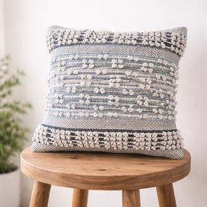 Coussin décoratif rose pâle, housse de coussin en coton style bohème avec rayures horizontales et détails à pois, accent tissé style ferme - Product Image 4