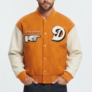 Novedades, Chaqueta Varsity de Gamuza para Hombre con Logotipo Personalizado, Dos Tonos Naranja y Crema, Parche Bordado, Cierre de Botones, Estilo Preppy Otoñal - Product Image 1