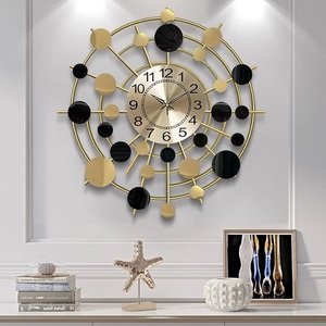 El reloj de pared metálico en tonos negro y dorado más vendido ofrece excelente estabilidad y se mantiene firmemente montado en las paredes. - Product Image 6