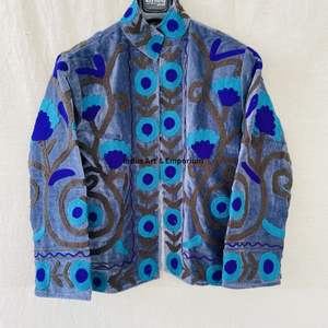 Chaqueta de algodón Suzani hecha a mano en India, chaqueta corta bordada a mano, abrigo unisex, chaqueta corta Suzani hecha a mano - Product Image 2